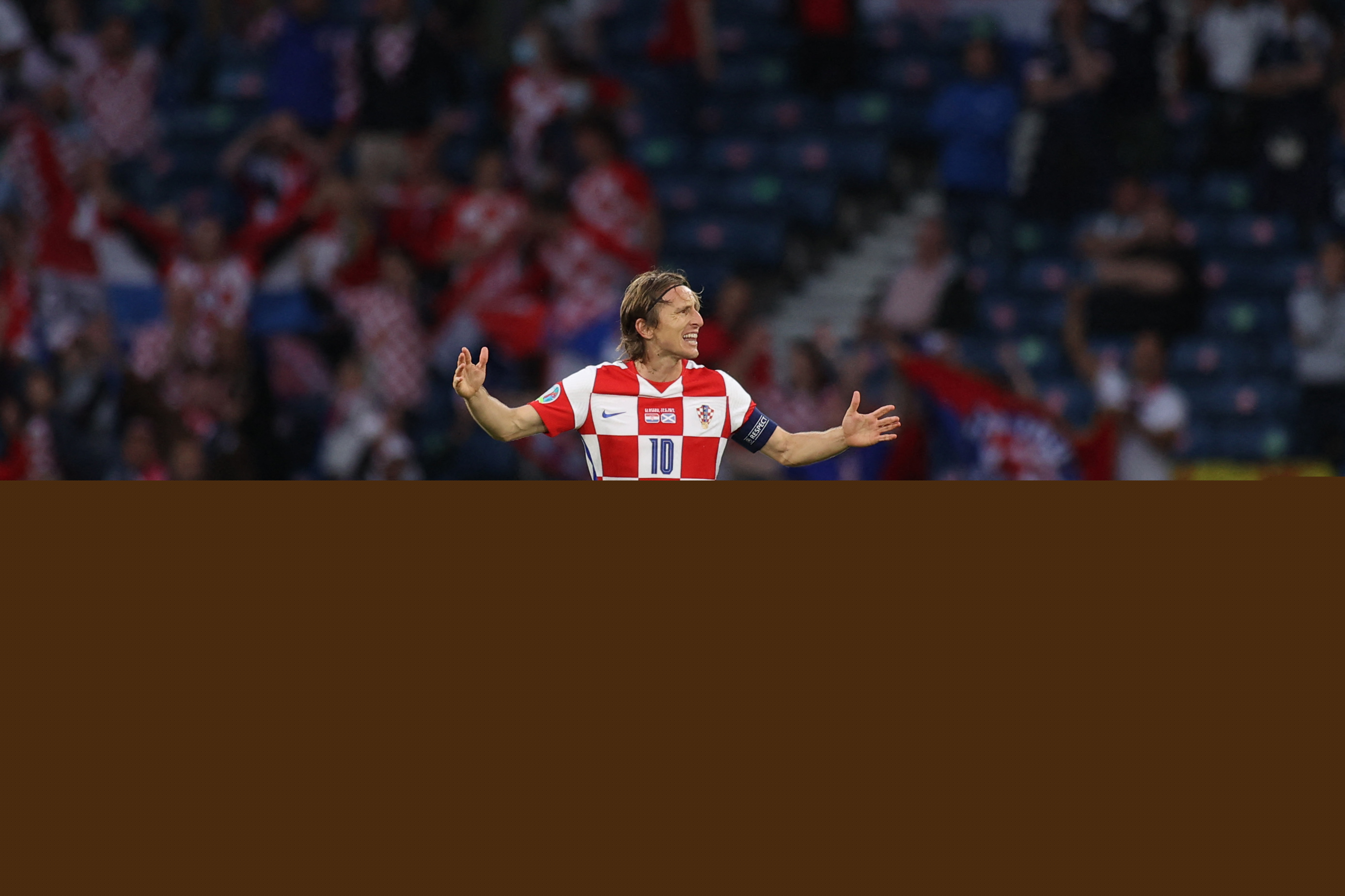 诺兰·莱恩在生涯最后一次登板中因伤退场，全场观众整齐呼喊他的名字