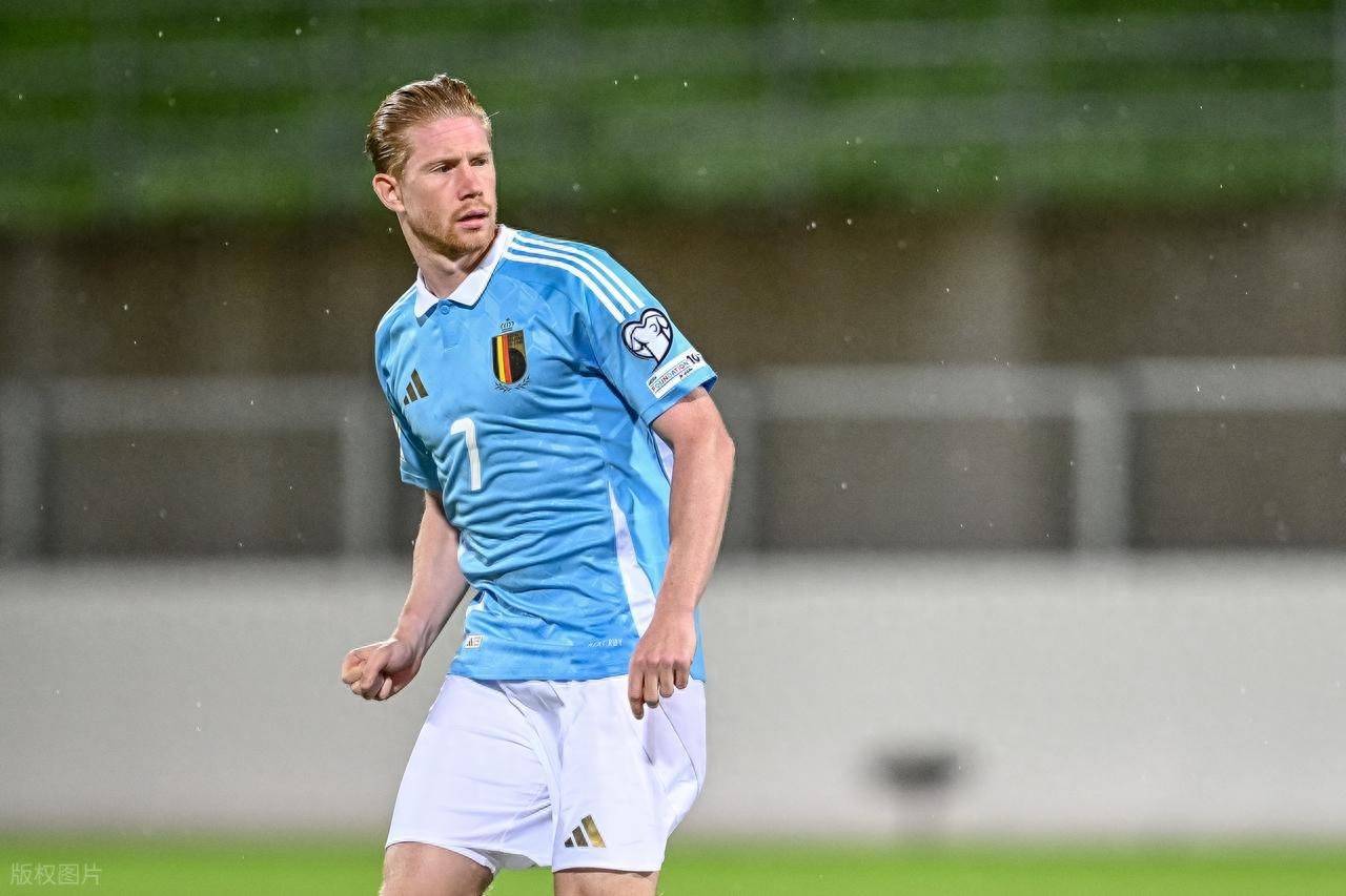 扎金花中的“暗钱”与“明钱”：解析规则中的不平等博弈溢价。（不对称规则的溢价：扎金花里“暗钱”与“明钱”的博弈）